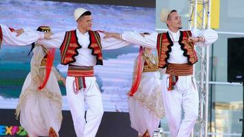 albanês nacional fantasias dançando foto