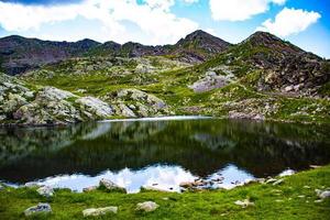 montanhas e um lago foto