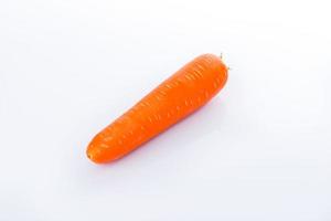 close up cenoura em branco