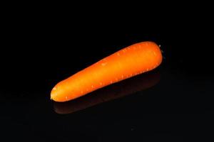 close up cenoura no preto foto