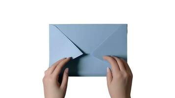 topo Visão foto do fêmea mão segurando pastel azul construir papel envelope.