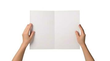 fotografia do humano mão segurando em branco branco dobrável papel. foto