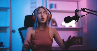 ásia jovem esport mulher jogador jogar conectados jogos em pc foto