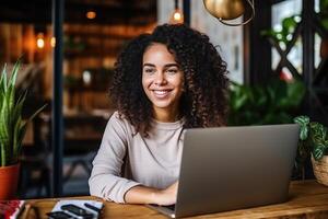 lindo jovem sorridente étnico mulher com encaracolado cabelo. ai gerado foto