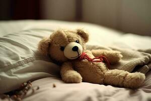 Urso de pelúcia Urso com curativo deitado dentro cama. generativo ai foto