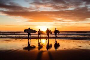 quatro surfista amigos sentado em seus prancha de surfe em a areia assistindo a pôr do sol . ai gerado foto