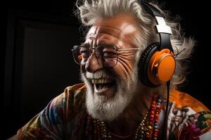 retrato uma feliz Senior homem dentro verão camisa e dentro sem fio fones de ouvido dançando. ai gerado foto