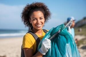 retrato fechar acima sorridente misturado raça voluntário mulher colecionar Lixo em a praia, azul oceano e céu fundo. ai gerado foto