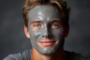 retrato do uma sorridente feliz jovem homem sorridente enquanto mimos dele pele com uma face mascarar em branco fundo. ai gerado foto