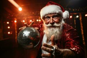 velho homem cinzento barba aguarde vintage discoteca bola dança funky vestem santa x-mas fantasia. ai gerado foto