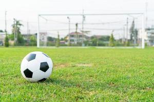 bola de futebol no campo foto