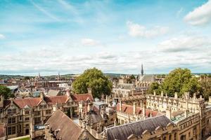 vista de alto ângulo da rua principal de oxford city no reino unido foto