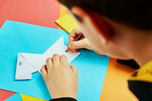 Garoto fazer papel cachorro origami foto