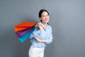 mulher asiática segurando sacolas de compras foto