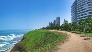 palácios com vista para o oceano pacífico em lima peru foto