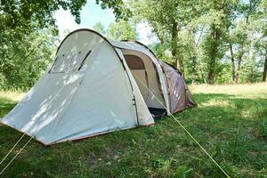 barraca de acampamento na floresta de pinheiros em um dia de verão. acampamento turístico foto