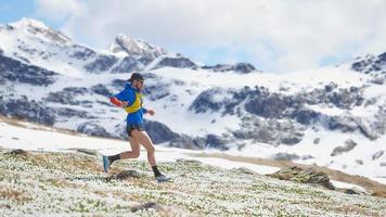 atleta corredor durante um treino de montanha na primavera foto