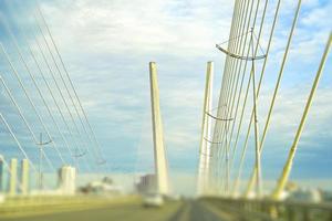 paisagem urbana com trânsito na ponte dourada foto