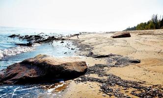 grandes pedras na praia foto