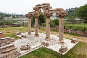 templo sahastra bahu em udaipur, rajasthan, índia foto