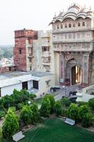 palácio da cidade em karauli, rajasthan, índia