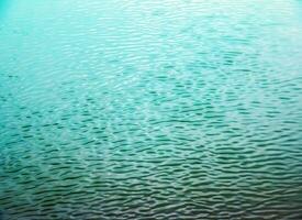 a textura do a água do a rio. natural água fundo com ondulações e ondas. foto