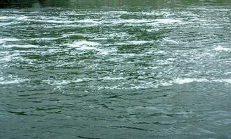 a textura do a água do a rio. natural água fundo com ondulações e ondas. foto