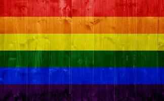 bandeira do a lgbt comunidade em a fundo do a de madeira textura do a Pranchas. arco Iris gay cultura símbolo. conceito colagem. foto