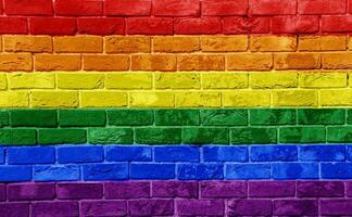 bandeira do a lgbt comunidade em a fundo do uma pedra muro. arco Iris símbolo do gay cultura. conceito colagem. ilustração símbolo do orgulho. foto