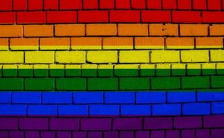 bandeira do a lgbt comunidade em a fundo do uma pedra muro. arco Iris símbolo do gay cultura. conceito colagem. ilustração símbolo do orgulho. foto