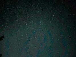 astrofoto ocupado com a galáxia s23 ultra. a estrelado céu e a leitoso caminho galáxia estão visível dentro a campo às noite. foto
