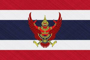 bandeira e casaco do braços do a reino do Tailândia em uma texturizado fundo. conceito colagem. foto