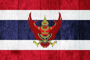 bandeira e casaco do braços do a reino do Tailândia em uma texturizado fundo. conceito colagem. foto