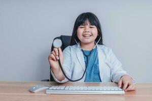 ásia menina vestido Como uma médico foto