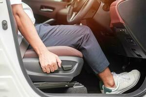 ajuste manualmente o assento do carro antes de dirigir na estrada. conceito de transporte ergonômico e seguro foto