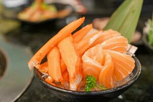 fresco japonês sashimi conjunto dentro ásia restaurante, laranja salmão e atum sashimi peixe em prato com gelo. Japão Comida conceito foto