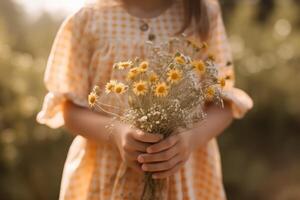 pequeno menina com ramalhete do flores silvestres ao ar livre, fechar-se, meio do uma fofa pequeno menina sem face segurando flores, ai gerado foto