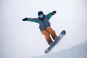 snowboarder pulando dentro a ar em uma Nevado montanha declive. extremo snowboard concorrência, ai gerado foto