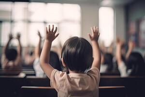 costas Visão do pequeno Garoto levantando dele mãos enquanto sentado dentro a auditório, pequeno alunos cheio traseiro Visão levantando seus mãos, ai gerado foto