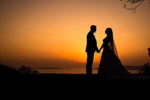 silhueta do noiva e noivo em a fundo do a pôr do sol, Novo Casamento casal silhueta com uma brilhante pôr do sol , ai gerado foto