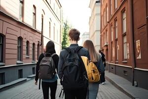 costas Visão do uma grupo do jovem pessoas com mochilas caminhando dentro a cidade, universidade alunos com computador portátil bolsas em seus voltar, ai gerado foto