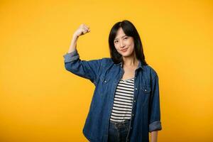 retrato ásia jovem mulher orgulhoso e confiante mostrando Forte músculo força braços flexionado posando, sente sobre dela sucesso conquista. mulheres fortalecimento, igualdade, saudável força e coragem conceito foto