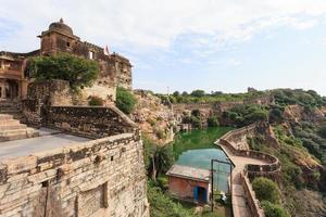 reservatório de água do forte chittorgarh em rajasthan, índia foto