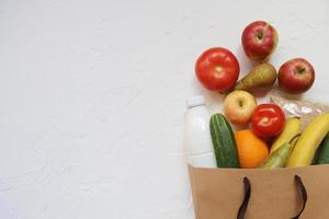 saco de papel vegetais e frutas foto
