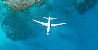 topo baixa Visão do branco avião vôo sobre azul mar, oceano, viagem, período de férias conceito - ai gerado imagem foto