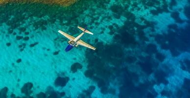 topo baixa Visão do branco avião vôo sobre azul mar, oceano, viagem, período de férias conceito - ai gerado imagem foto