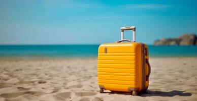 verão viagem e turismo, amarelo mala de viagem em uma lindo arenoso de praia. período de férias viagem - ai gerado imagem foto