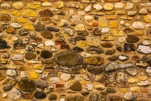 parede de pedra amarelada