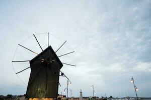 de madeira moinho de vento dentro a velho Cidade do nessebar, Bulgária foto