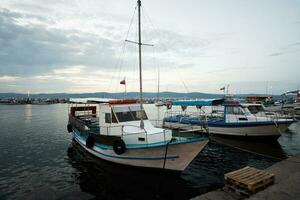 barcos dentro a porta do a cidade do nessebar, Bulgária. foto